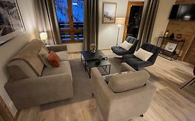 Spacious ski-in ski-out apartment 4-6 pax, 161 Sources de Marie Arc 1950